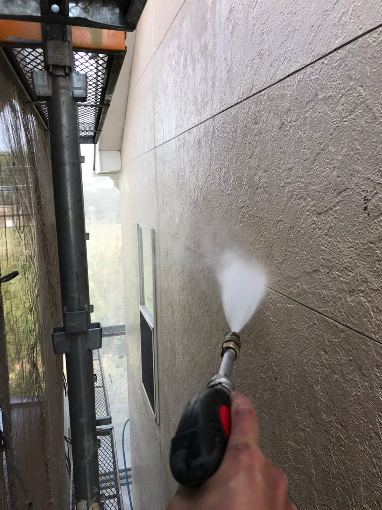 ー塗り替える外壁塗装 梅雨時期や寒い時期には注意しよう！ー